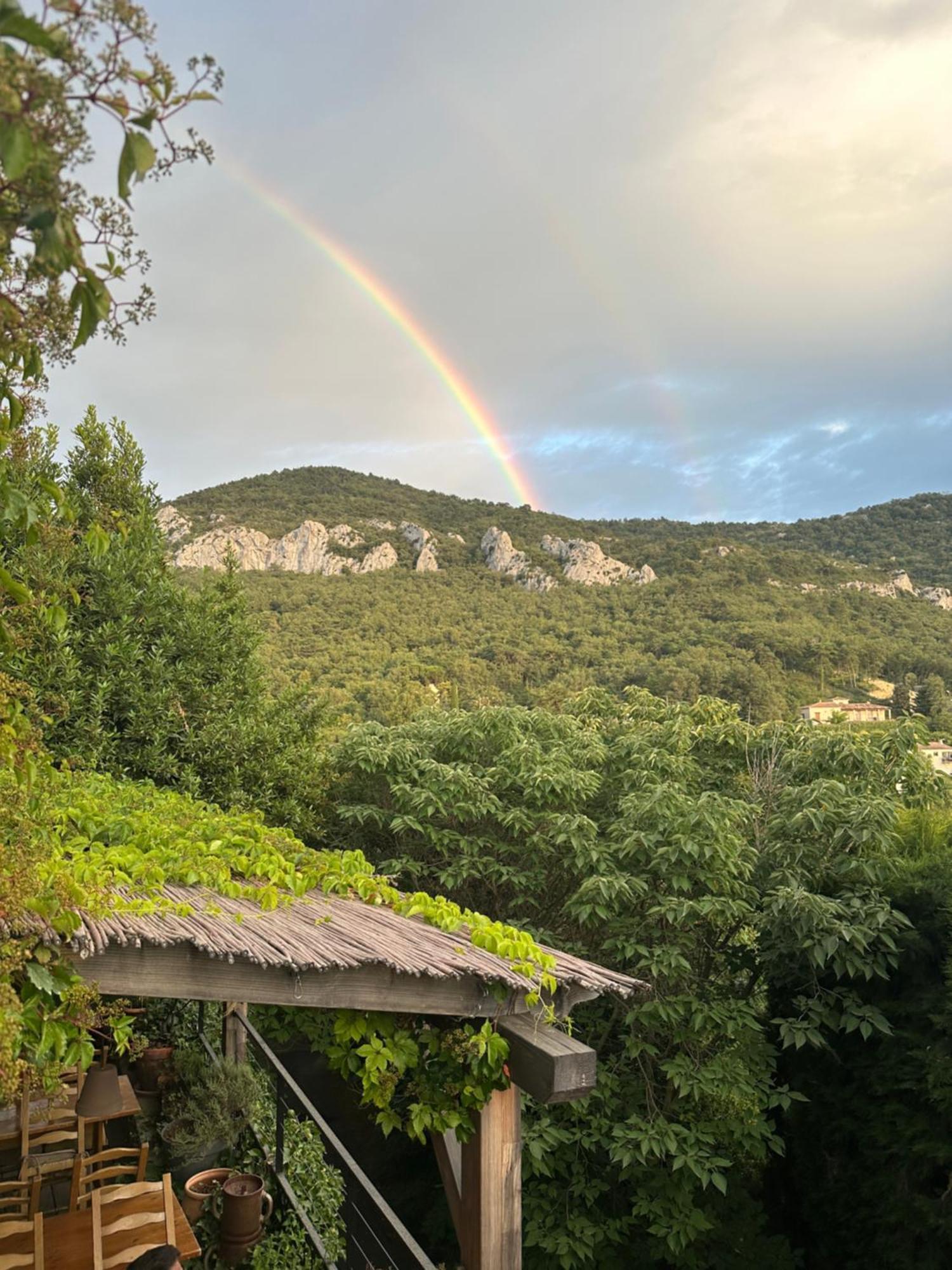 Logis Hotel Restaurant Le Grand Puech Mimet Exterior foto